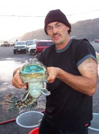 maritime dock fish handler john 2004.09.25